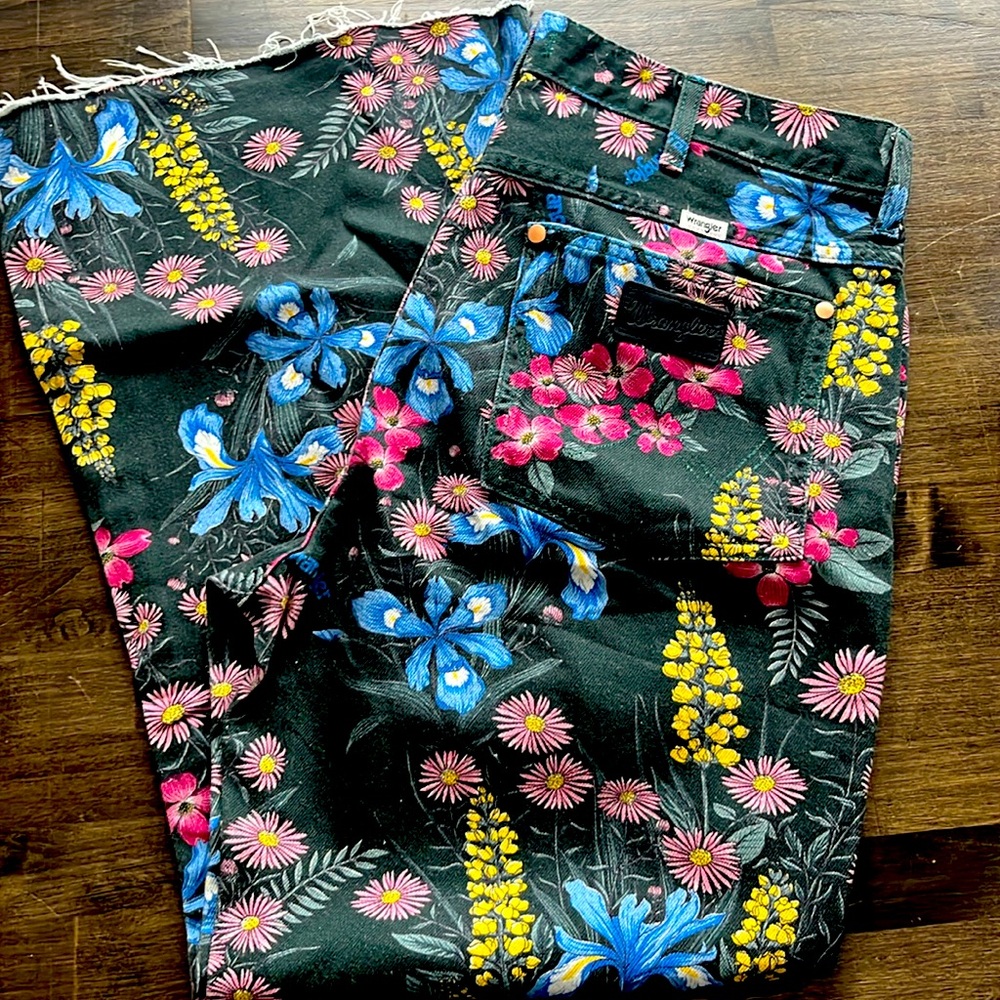 Women’s Wrangler floral cords size 32.